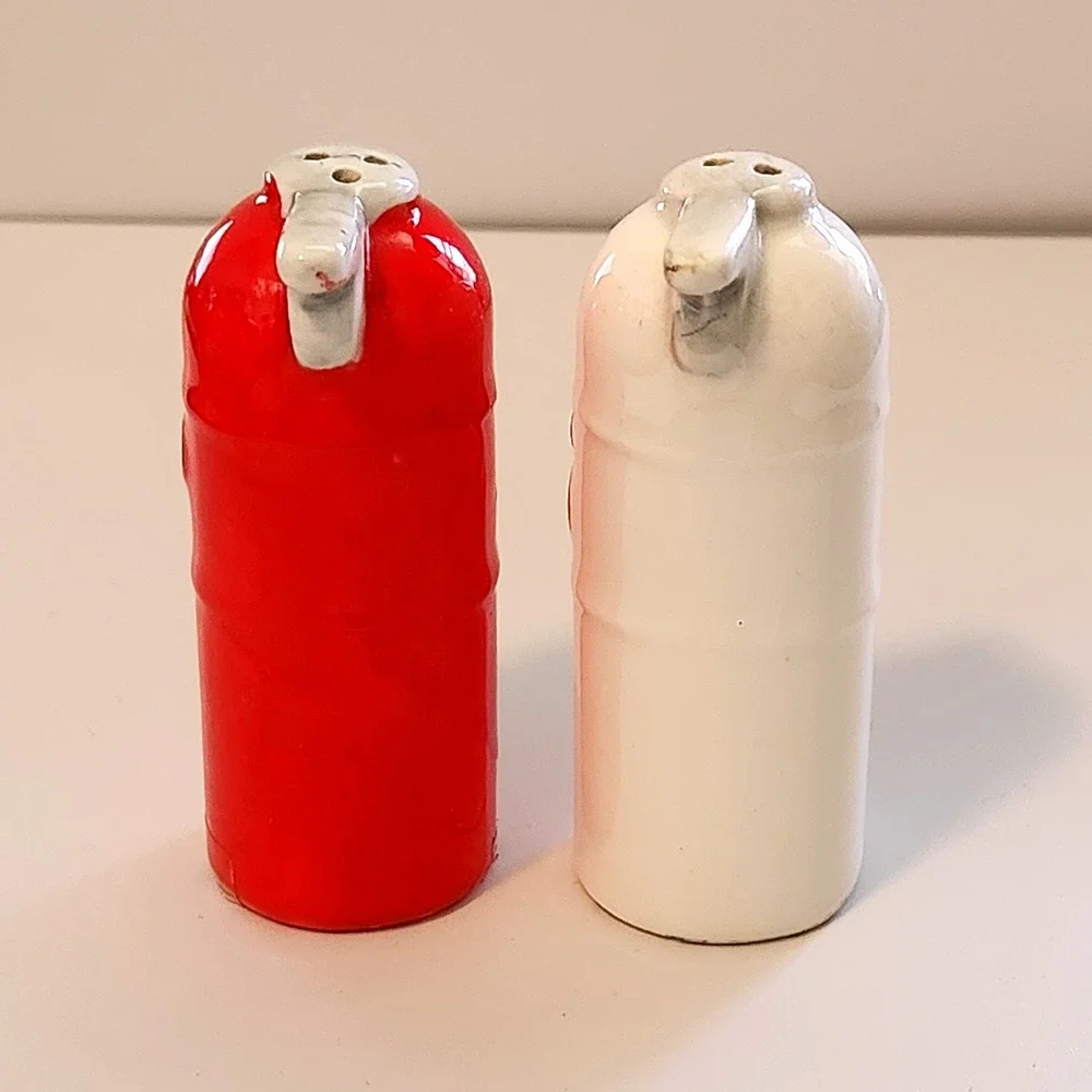 Vintage 1992 Enesco Fire Extinguisher Salt and Pepper Shakers - Picture 4 of 8